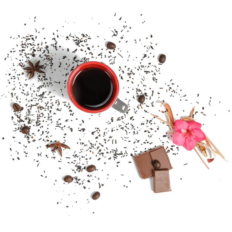 Zrnká kávy, horká čokoláda a pohár čiernej kávy